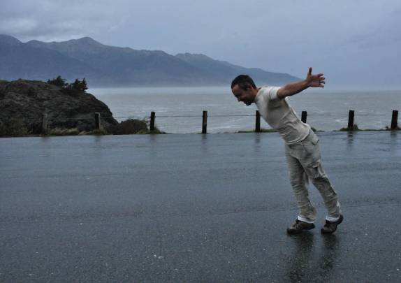 Enfrentando e se divertindo com ventos de mais de 100 km/h, na estrada para Anchorage, de volta da Península do Kenai, no sul do Alaska